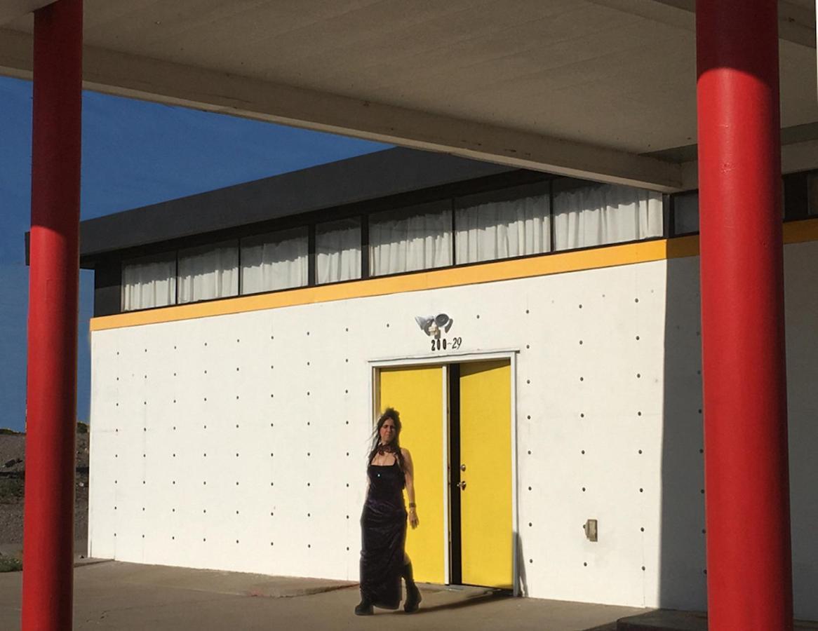 Space Castle: A 1950S Gas Station Transformed Into An Art Themed Wonderland Truth or Consequences Luaran gambar