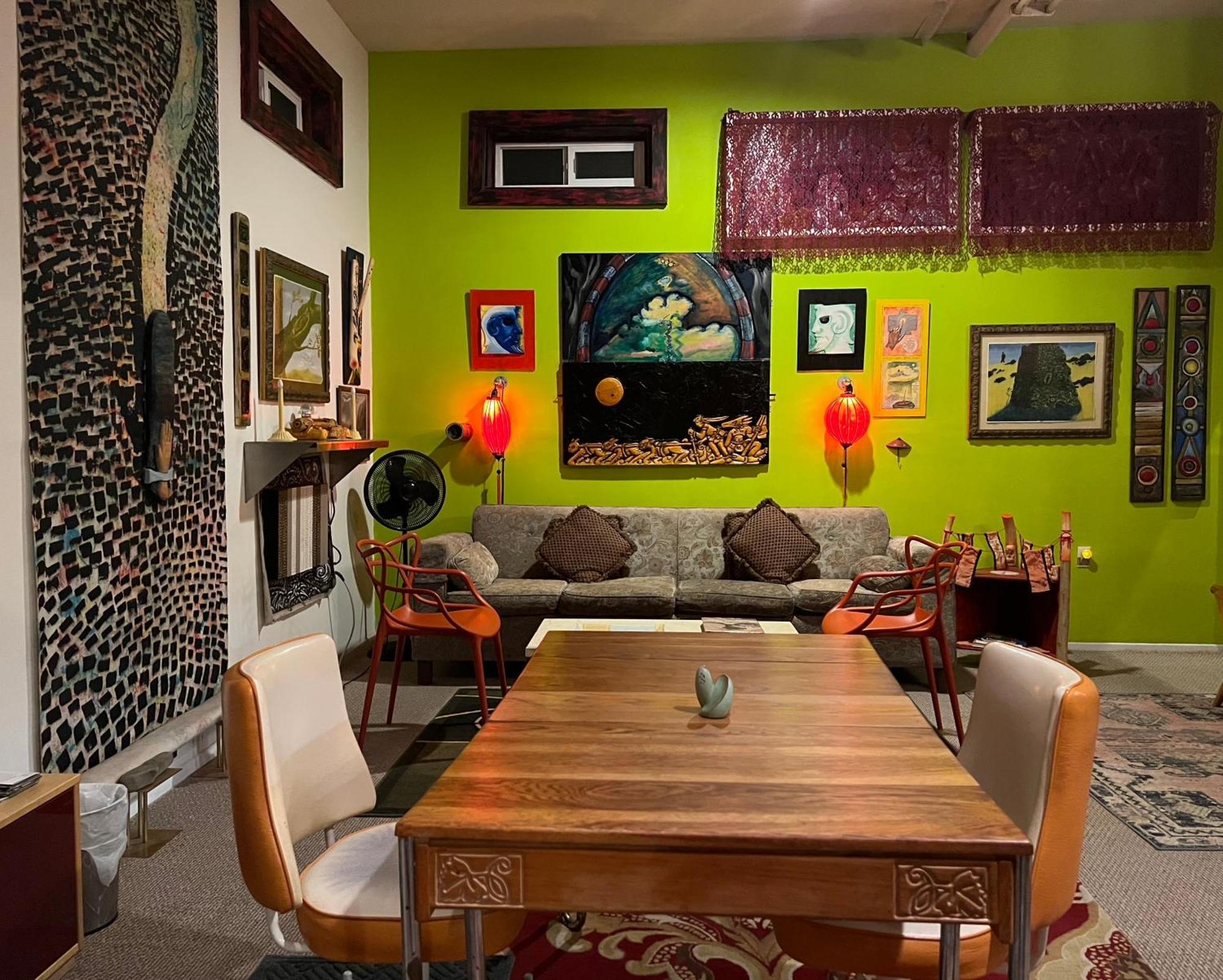 Space Castle: A 1950S Gas Station Transformed Into An Art Themed Wonderland Truth or Consequences Luaran gambar