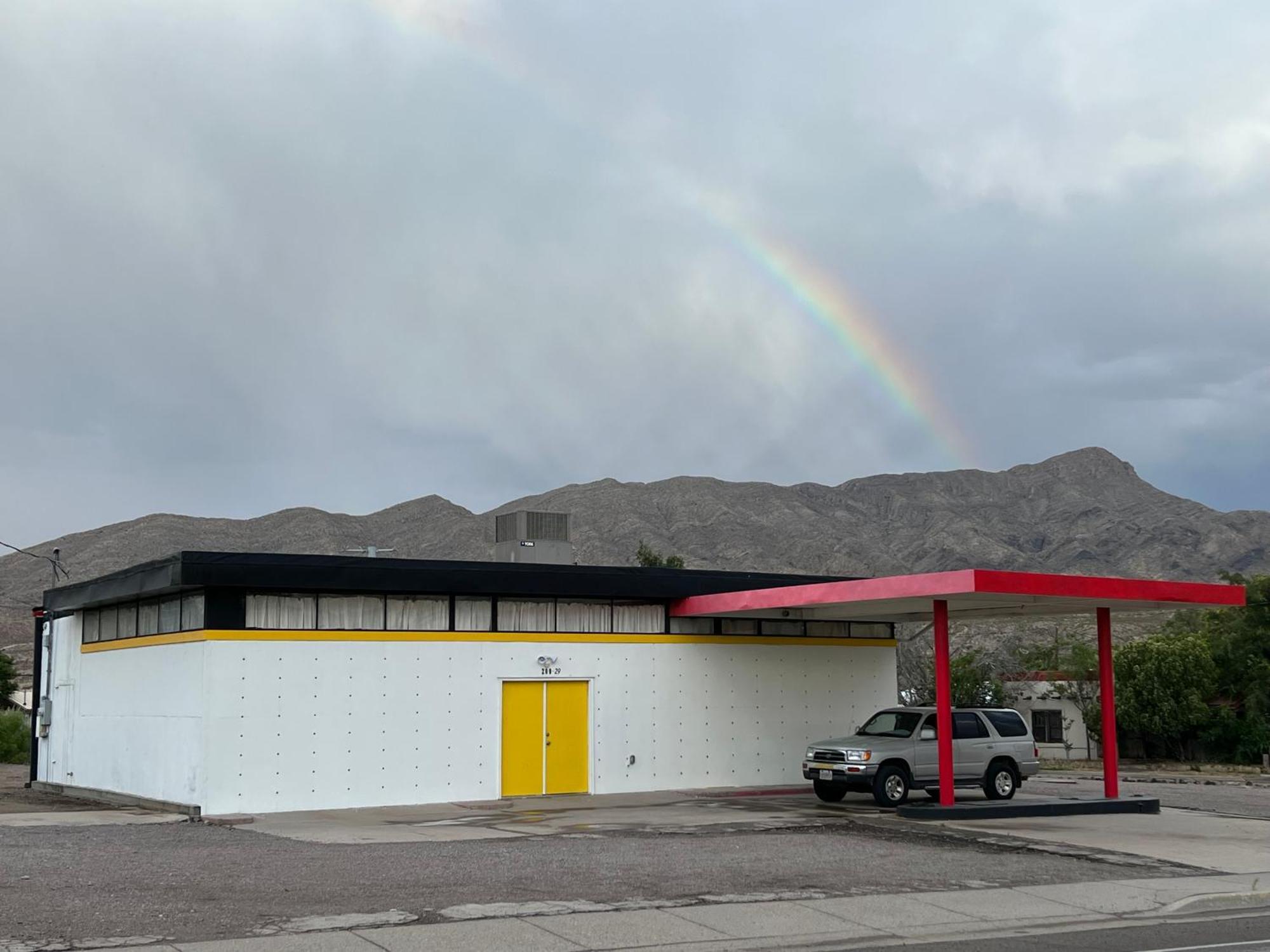 Space Castle: A 1950S Gas Station Transformed Into An Art Themed Wonderland Truth or Consequences Luaran gambar