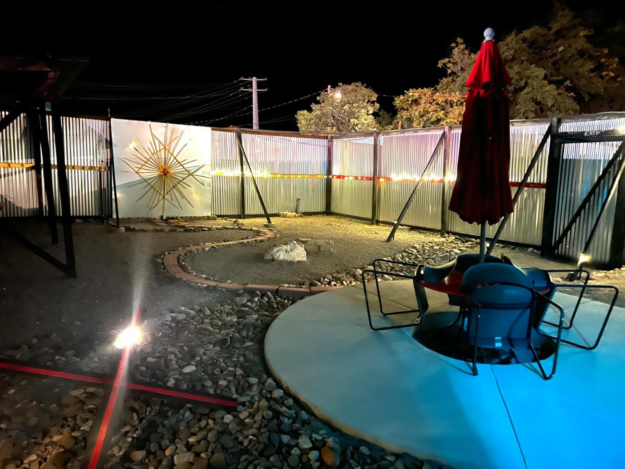 Space Castle: A 1950S Gas Station Transformed Into An Art Themed Wonderland Truth or Consequences Luaran gambar