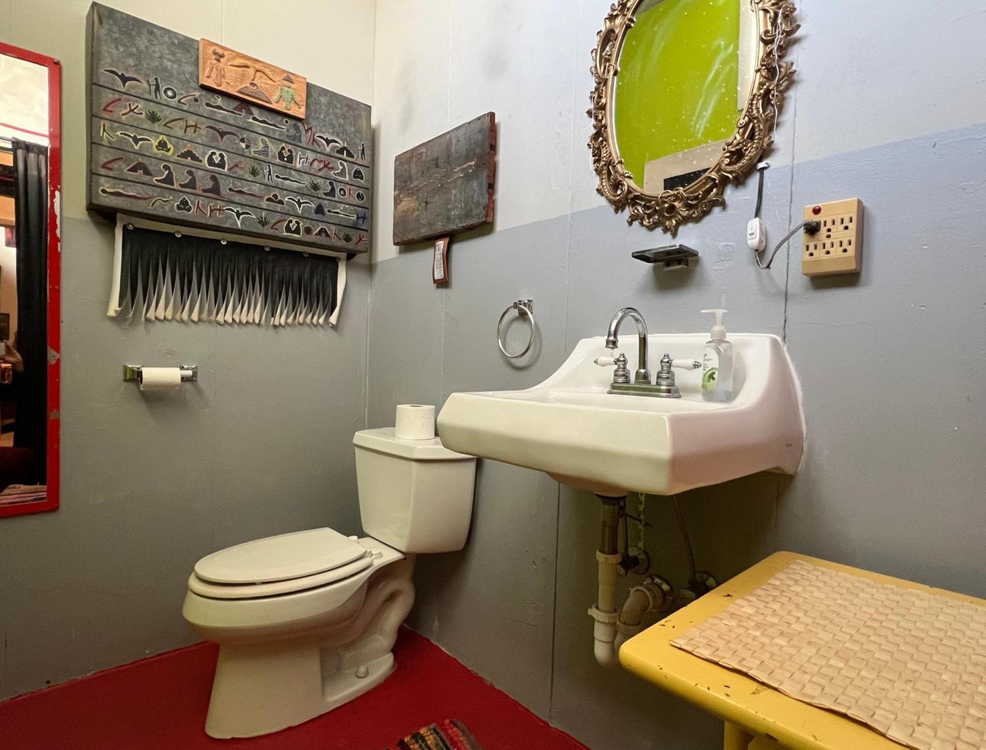 Space Castle: A 1950S Gas Station Transformed Into An Art Themed Wonderland Truth or Consequences Luaran gambar